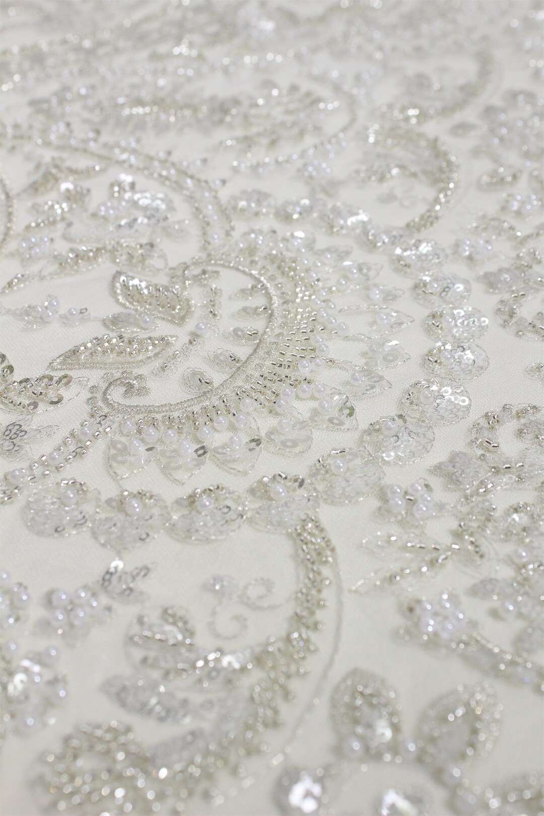 Tecido de renda pesada com miçangas 3D: Vestido de noiva Off-White