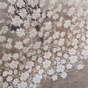 Tissu dentelle perlée à fleurs rétro : broderie ivoire clair, couture nuptiale