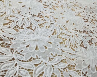Tejido de encaje con bordado floral: encaje de novia de alta costura en color blanco roto cortado a medida