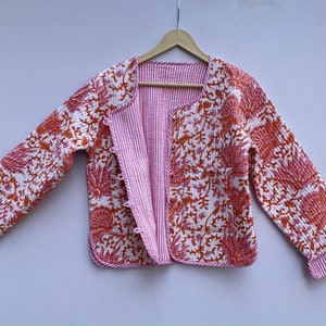 Rosa geblümte Steppjacke, handbedruckt, Urlaubsgeschenke, Knopfschließerjacke für Frauen, Geschenke, Jacken im Boho-Stil, Wendejacke Bild 1