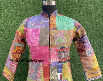 Op de afbeelding: Een kleurrijk patchwork gequilte jas met een mandarijnsluiting en knoopsluiting. De jas is gemaakt van verschillende stoffen in tinten roze, groen, blauw en oranje.