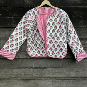 Giacca corta con stampa floreale bianca Giacca trapuntata fatta a mano stampata stile Boho Giacca da cappotto per regali da donna Abbigliamento da festa immagine 3