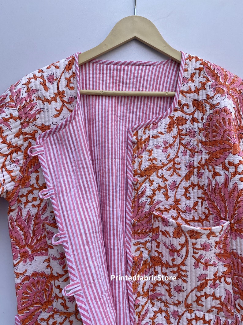 Giacca trapuntata floreale rosa Blocco a mano stampato Regali festivi Giacca più vicina al bottone per le donne Regali Giacche stile Boho Giacca reversibile immagine 2