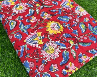 Pode incluir: Tecido de algodão vermelho com estampa floral em tons de azul, verde, rosa e amarelo. O tecido tem um padrão paisley e é perfeito para acolchoar, costurar ou fazer artesanato.