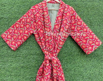 Puede incluir: Bata roja con estampado floral y cierre de lazo. La bata tiene un interior a rayas verdes y blancas y el texto "PrintedfabricStore". La bata se muestra en una percha de madera sobre un fondo verde.