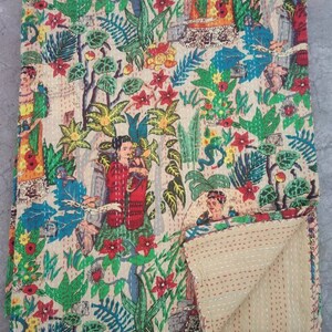 Puede incluir: Una colcha kantha colorida con un estampado floral y bot&aacute;nico que presenta un patr&oacute;n repetitivo de mujeres y p&aacute;jaros. La colcha est&aacute; hecha de algod&oacute;n y tiene un fondo beige.