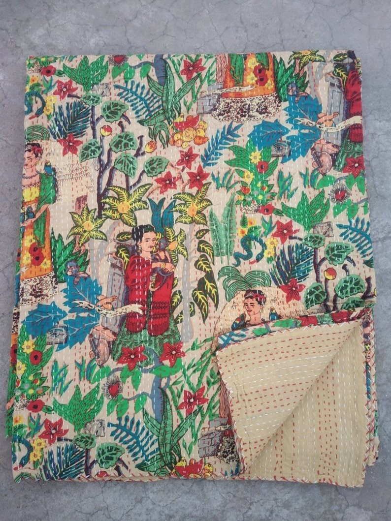 Puede incluir: Una colcha kantha colorida con un estampado floral y bot&aacute;nico que presenta un patr&oacute;n repetitivo de mujeres y p&aacute;jaros. La colcha est&aacute; hecha de algod&oacute;n y tiene un fondo beige.