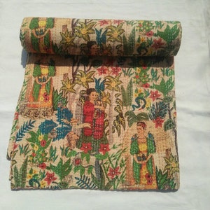 Puede incluir: Una colcha kantha beige con estampado floral y bot&aacute;nico. La colcha presenta tres mujeres con ropa colorida, rodeadas de flores, hojas y enredaderas.