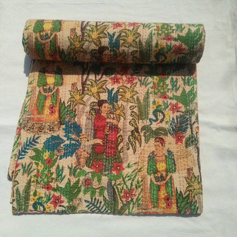 Puede incluir: Una colcha kantha beige con estampado floral y bot&aacute;nico. La colcha presenta tres mujeres con ropa colorida, rodeadas de flores, hojas y enredaderas.