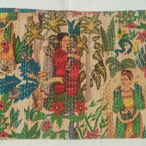 Puede incluir: Una colcha kantha colorida con un patr&oacute;n floral e im&aacute;genes de personas. La colcha est&aacute; hecha de algod&oacute;n y tiene un fondo blanco.