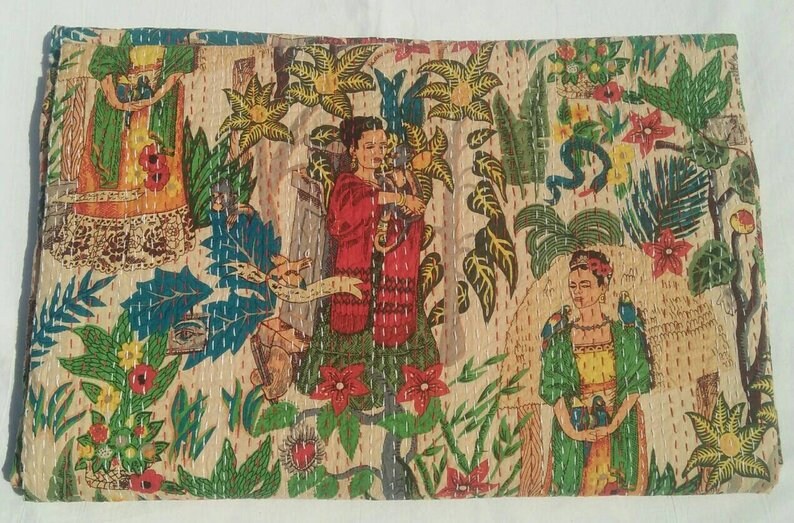 Puede incluir: Una colcha kantha colorida con un patr&oacute;n floral e im&aacute;genes de personas. La colcha est&aacute; hecha de algod&oacute;n y tiene un fondo blanco.