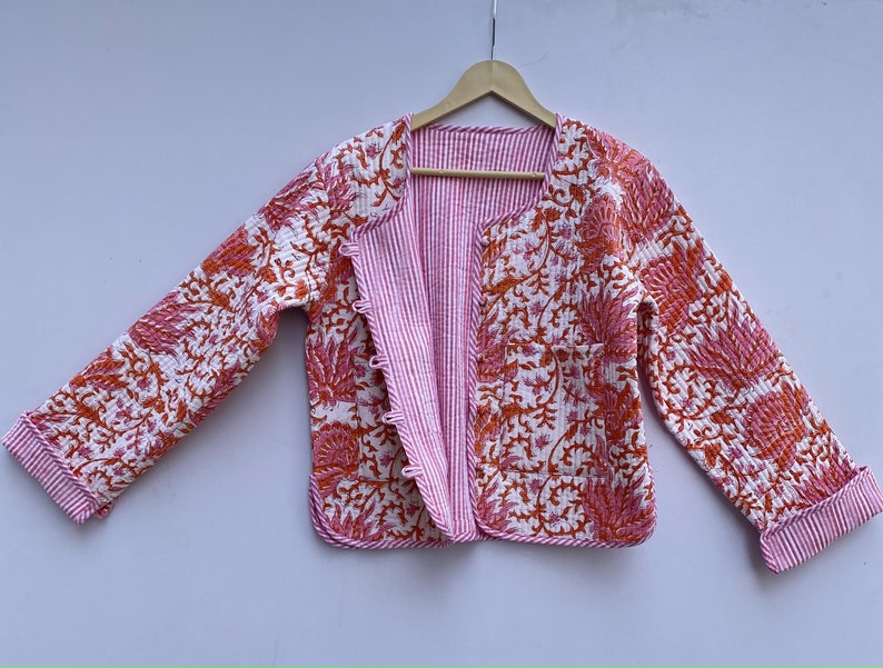 Giacca trapuntata floreale rosa Blocco a mano stampato Regali festivi Giacca più vicina al bottone per le donne Regali Giacche stile Boho Giacca reversibile immagine 1