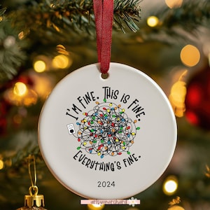 Kerstornament grappige collega, it&#39;s fine, dit is prima, alles is prima sieraad, grappig aangepast ornament 2024, bedrijfsvuilnisbakbrand