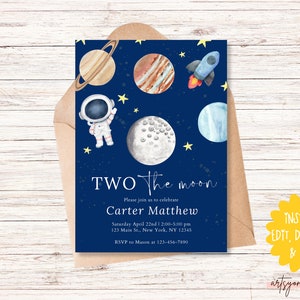 Puede incluir: Una tarjeta de invitación azul y blanca con un astronauta de dibujos animados, planetas y estrellas. El texto dice "TWO the moon" y "Please join us to celebrate Carter Matthew".