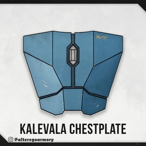 K&ouml;nnte beinhalten: Ein blauer und grauer Brustpanzer mit einem rautenf&ouml;rmigen Design in der Mitte. Der Brustpanzer hat einen abgenutzten, verwitterten Look und der Text "KMV" ist in der oberen rechten Ecke gedruckt. Der Text "KALEVALA CHESTPLATE" ist unter dem Bild gedruckt.