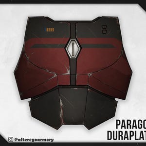 Könnte beinhalten: Eine rote und schwarze Brustplatte mit einem abgenutzten, verwitterten Aussehen. Die Platte hat ein rechteckiges Feld mit einem kleinen, weißen, rechteckigen Knopf in der Mitte. Der Text "PARAGON DURAPLATE" ist in Weiß auf schwarzem Hintergrund am unteren Rand des Bildes gedruckt.