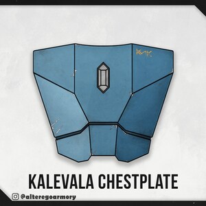K&ouml;nnte beinhalten: Ein blauer und silberner Brustpanzer mit geometrischem Design und dem Text "KMV" oben. Der Brustpanzer hei&szlig;t "Kalevala Chestplate" und hat den Social-Media-Handle "@alteregoarmory" darunter.