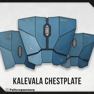 K&ouml;nnte beinhalten: Ein blauer und silberner Kalevala-Brustpanzer mit dem Text "KVK" auf der Vorderseite. Der Brustpanzer ist aus Metall und hat eine strukturierte Oberfl&auml;che.