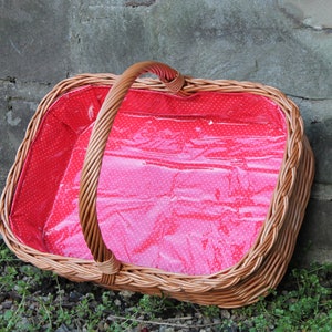 Tray made of wicker with lining red with dots
