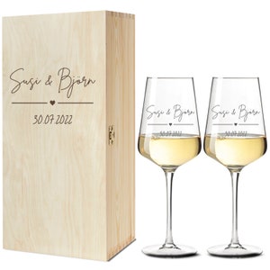 Könnte beinhalten: Zwei personalisierte Weingläser in einer Holzkiste. Die Gläser sind mit dem Text "Susi & Björn" und dem Datum "30.07.2022" graviert.