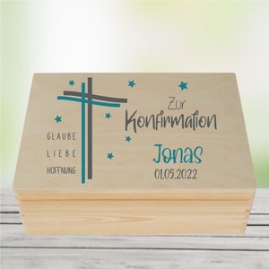 Könnte beinhalten: Eine Holzkiste mit einem Kreuz- und Sternenmuster. Der Text auf der Kiste lautet "Zur Konfirmation Jonas 01.05.2022" und "Glaube Liebe Hoffnung".