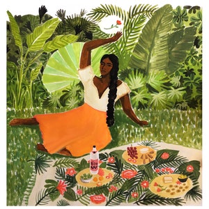 Op de afbeelding: Illustratie van een persoon in een witte top en oranje rok, liggend op een picknickkleed. De scène speelt zich af in een groene tuin met eten en een fles wijn. De fles heeft een label met "Niño".