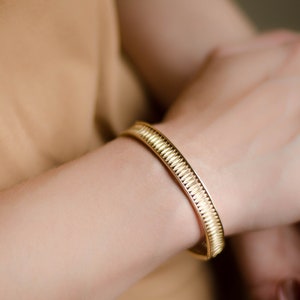 Bracelet à charnière en or par bijoux Trifari, bracelet d'été pour femme image 1