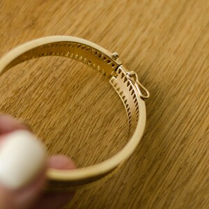 Bracelet à charnière en or par bijoux Trifari, bracelet d'été pour femme image 6