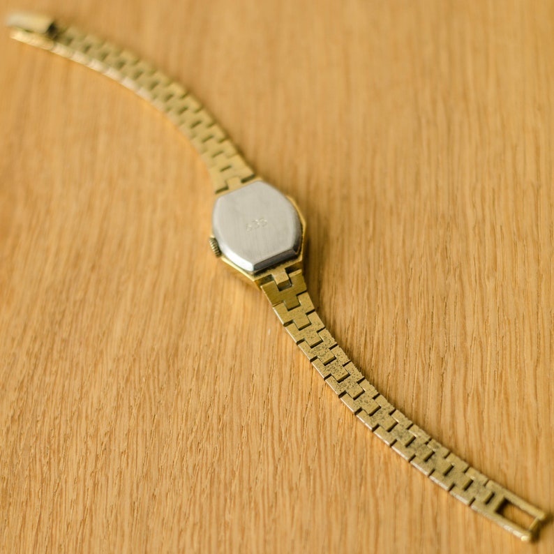 Reloj de pulsera para mujer Luch, reloj pequeño vintage, relojes soviéticos para mujer. imagen 5