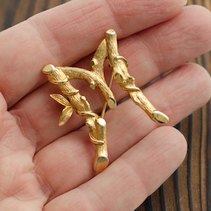 Gold monogram M brooch pin by Sarah Coventry jewelry, Letter M cursive initial brooch