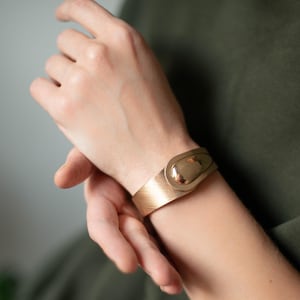 Bracelet à pince en or pour femme par Sarah Coventry, bracelet manchette élégant pour femme, cadeau jonc articulé parfait pour elle