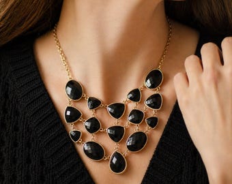 Naszyjnik z łezką w kolorze czarnego złota marki Chicos, fasetowane kaboszony, biżuteria w stylu Y2K w stylu modernistycznym
