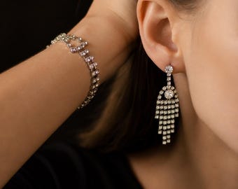 Conjunto de joyas nupciales del viejo Hollywood: pendientes colgantes tipo candelabro y pulsera con lazo de cristal.