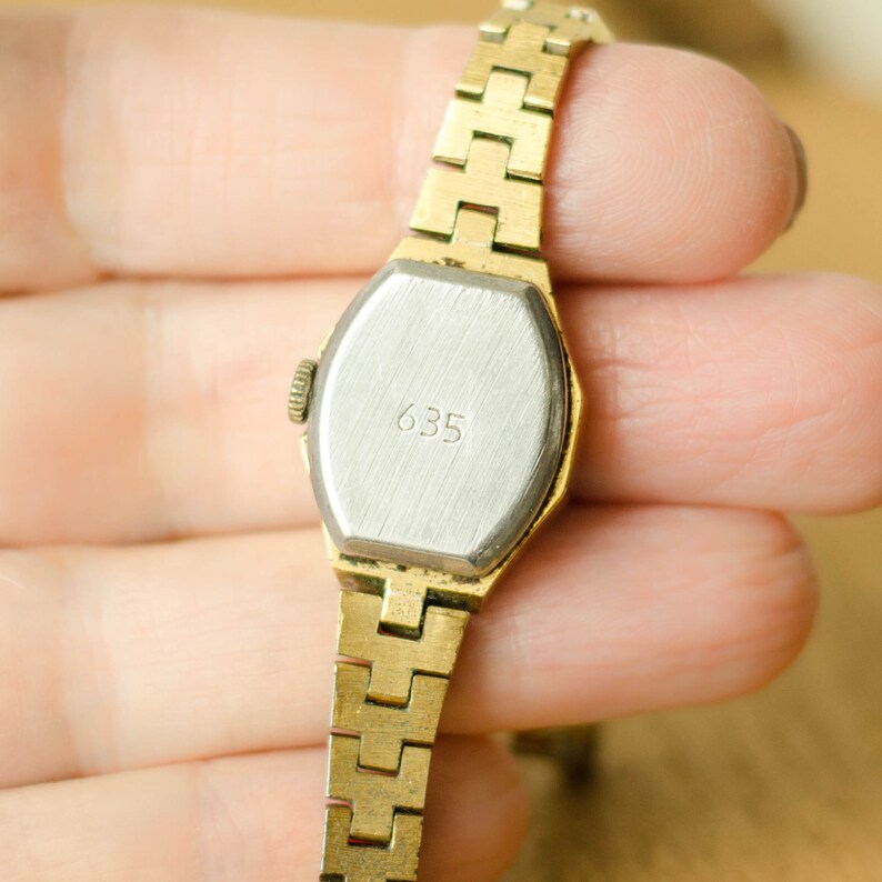 Reloj de pulsera para mujer Luch, reloj pequeño vintage, relojes soviéticos para mujer. imagen 7