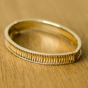 Bracelet à charnière en or par bijoux Trifari, bracelet d'été pour femme image 2