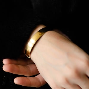 Gold Armreif für Frauen von Monet Schmuck, Kleines Armband mit Scharnier