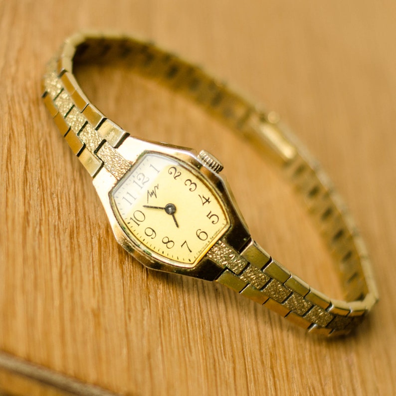 Reloj de pulsera para mujer Luch, reloj pequeño vintage, relojes soviéticos para mujer. imagen 2