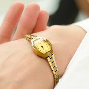 Reloj de pulsera para mujer Luch, reloj pequeño vintage, relojes soviéticos para mujer. imagen 3