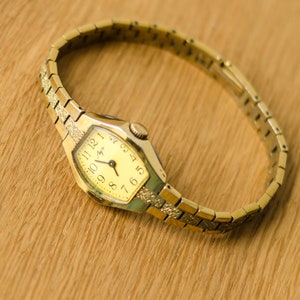 Reloj de pulsera para mujer Luch, reloj pequeño vintage, relojes soviéticos para mujer. imagen 8