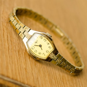 Reloj de pulsera para mujer Luch, reloj pequeño vintage, relojes soviéticos para mujer. imagen 6