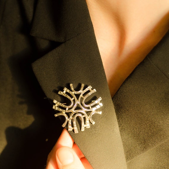 Sarah Coventry modernist brooch, Abstract safety p