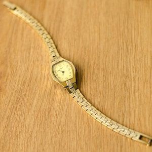 Reloj de pulsera para mujer Luch, reloj pequeño vintage, relojes soviéticos para mujer. imagen 4