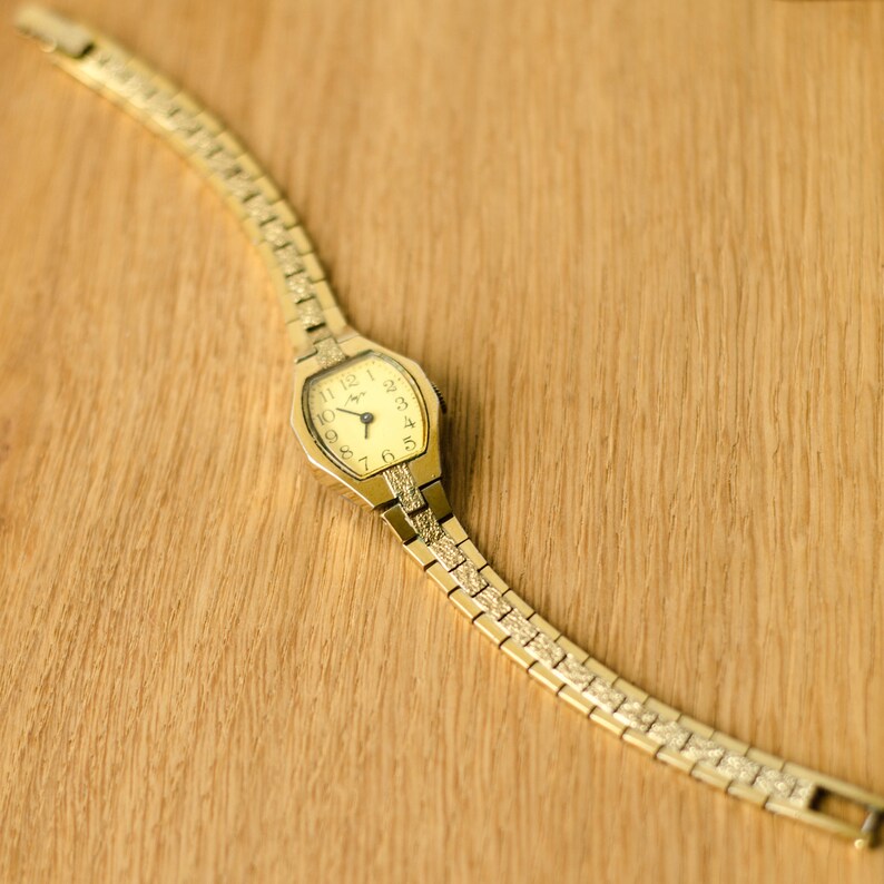 Reloj de pulsera para mujer Luch, reloj pequeño vintage, relojes soviéticos para mujer. imagen 4