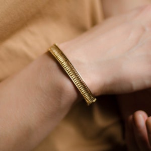 Bracelet à charnière en or par bijoux Trifari, bracelet d'été pour femme image 3