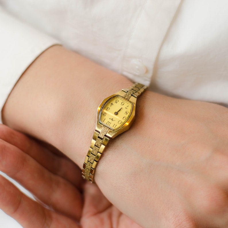 Reloj de pulsera para mujer Luch, reloj pequeño vintage, relojes soviéticos para mujer. imagen 1