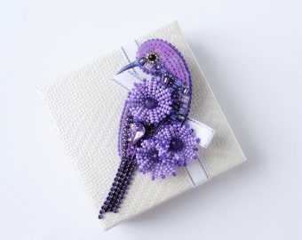 Broche oiseau élégante, brodée d'un mélange de perles texturées lavande, de perles d'améthyste, de paillettes et de cristaux, cadeau pour son anniversaire