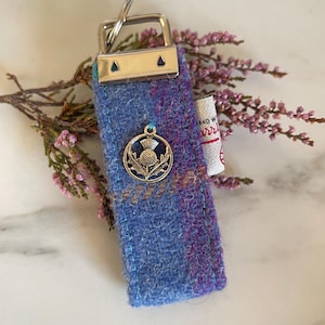 Llavero de Harris Tweed con dije de cardo, regalo escocés hecho a mano, regalo de las Hébridas, pequeño recuerdo escocés, llavero de lujo, regalo escocés