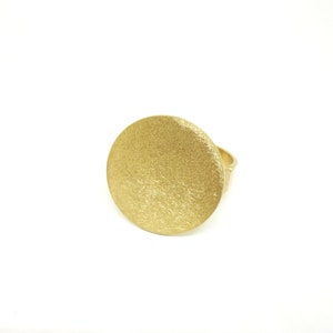 Ring with a brushed disc, gold plated, adjustable in size