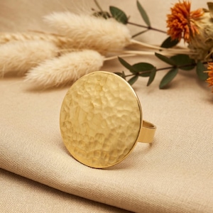 Ring mit großer Scheibe, Statement Ring, gehämmert, größenverstellbar