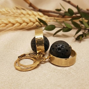 Lava Ohrringe, Diffusor Ohrringe, Lavaperlen in gehämmertem Messingrahmen, vergoldet, Aroma Therapie, ätherische Öle